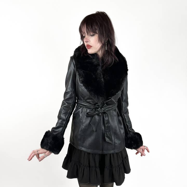 Manteau en fausse fourrure en cuir végétalien noir Roxyn par Wicked Misfit pour la vente par Wicked Misfit