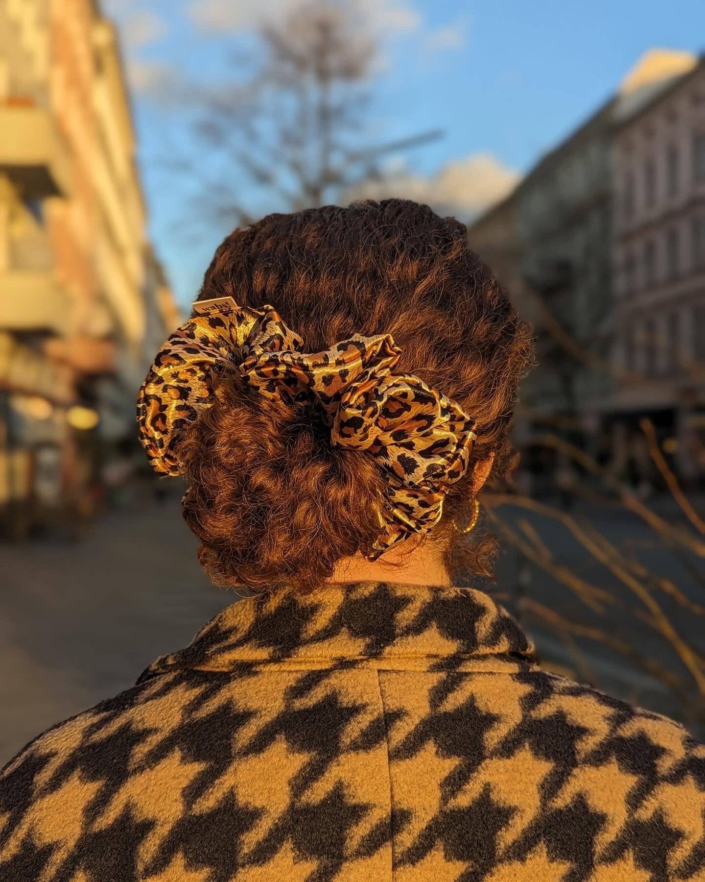 What a bun! – Engroshandel Scrunchie – Kvinder – Leo satin hårstrikk1