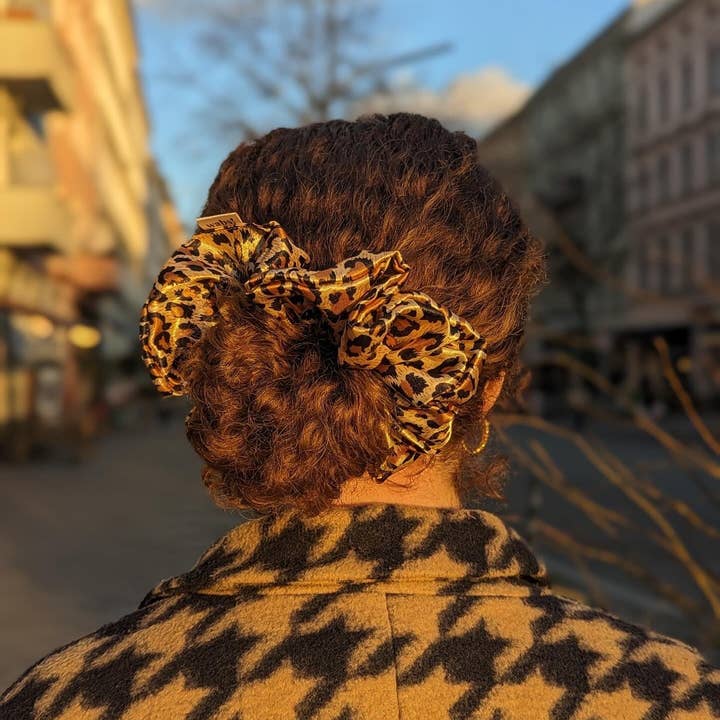 What a bun! – Engroshandel Scrunchie – Kvinder – Leo satin hårstrikk1