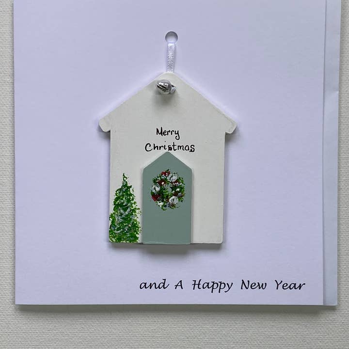 Biglietto regalo natalizio con casetta da appendere dipinta per la vendita all'ingrosso da parte di Mi Designs, Moray