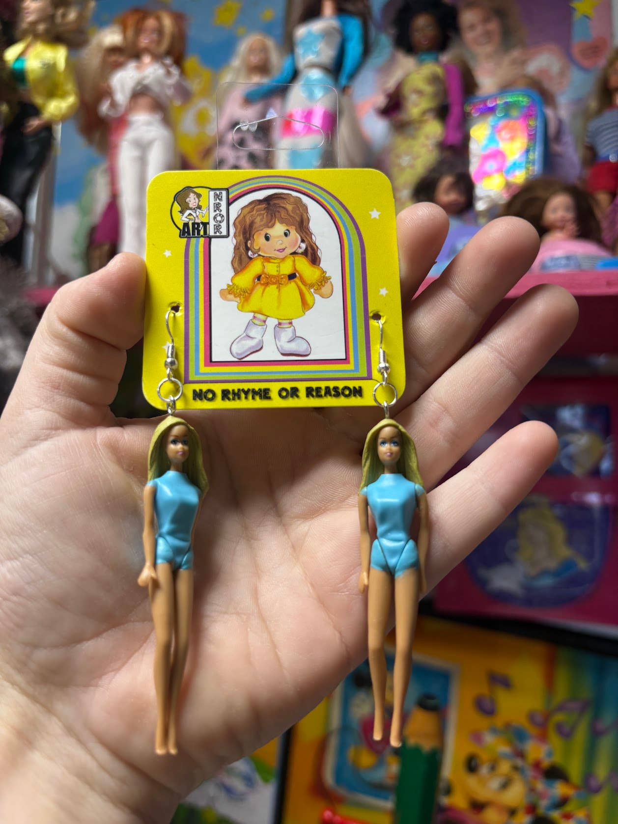 NO RHYME OR REASON ART - Vendita all'ingrosso Orecchini pendenti - Orecchini Malibu Barbie - Spiaggia, Retrò, Bambola Snodabile7
