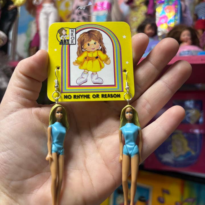 NO RHYME OR REASON ART - Vendita all'ingrosso Orecchini pendenti - Orecchini Malibu Barbie - Spiaggia, Retrò, Bambola Snodabile7