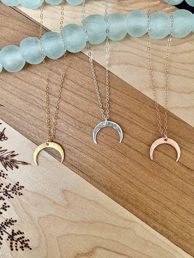 Crescent Moon Halsband för wholesale av Kaeli Farrar Jewelry Designs