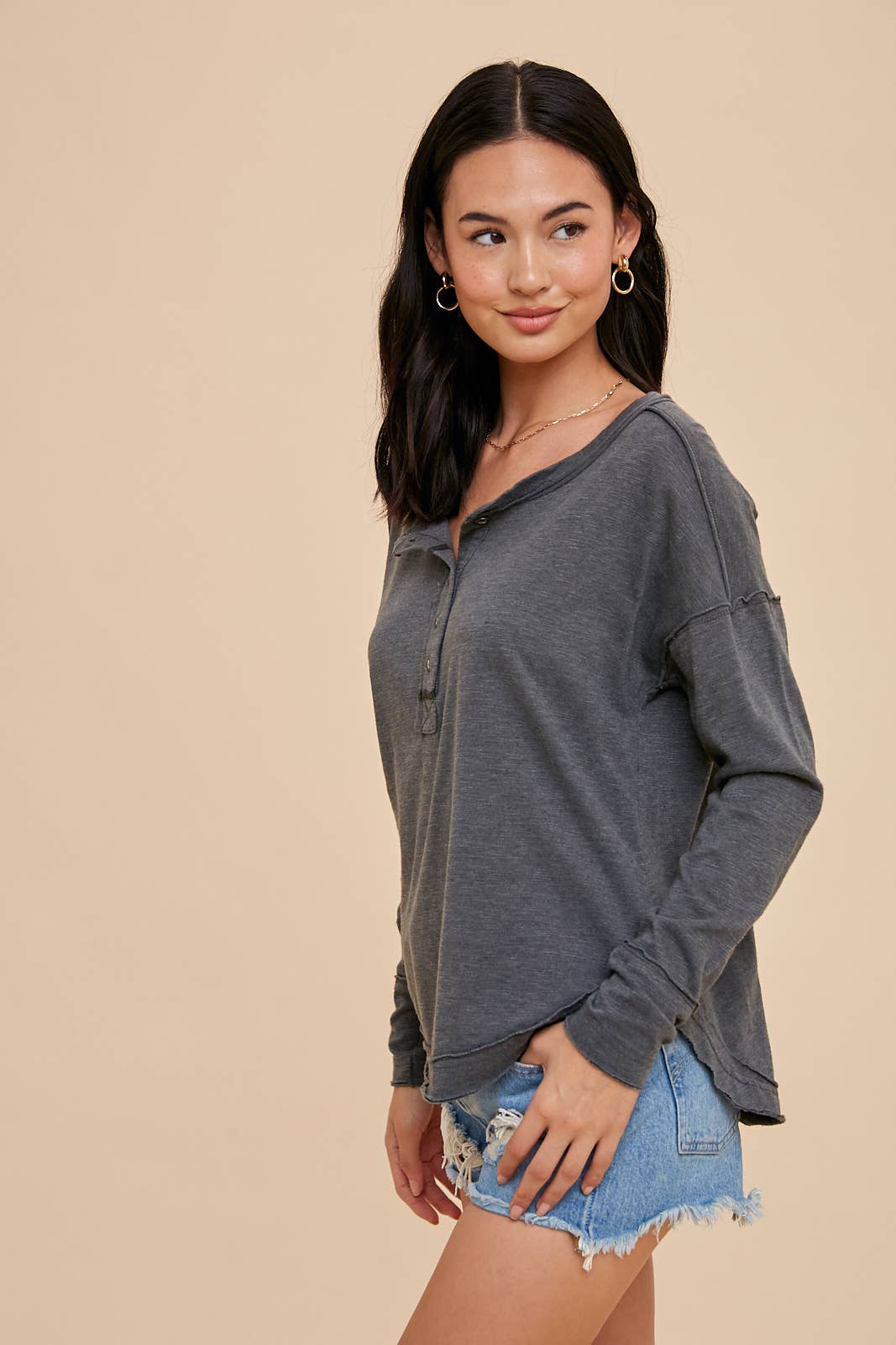 In Loom – wholesale Knit top – Women's – GARMENT WASHED RAW HEM HENLEY TEE4