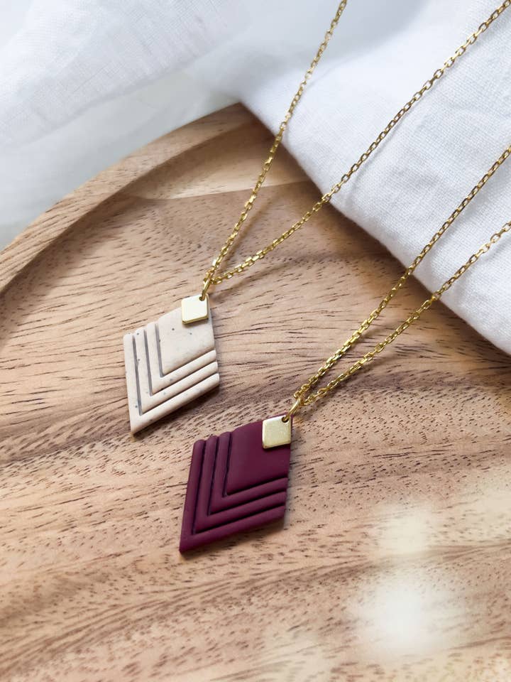 Col R ✦ Collier bordeaux et crème pour la vente par KLAEI DESIGN STUDIO