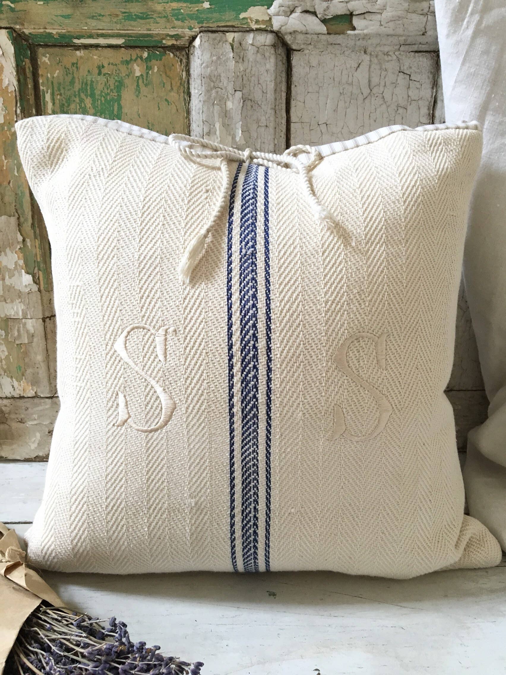 DunnByDesigns - Vente Housse de coussin - Housse de coussin Grain Sack Monogram Grain Sack Grain Sack3