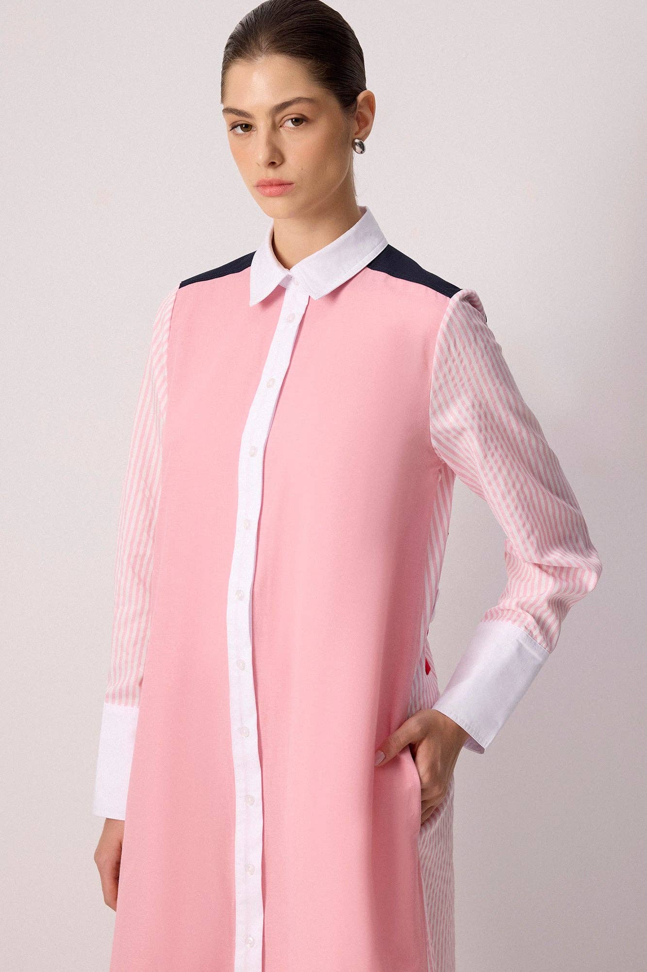 Rose Robe chemise maxi bicolore à rayures en mélange de coton en vente sur Faire1