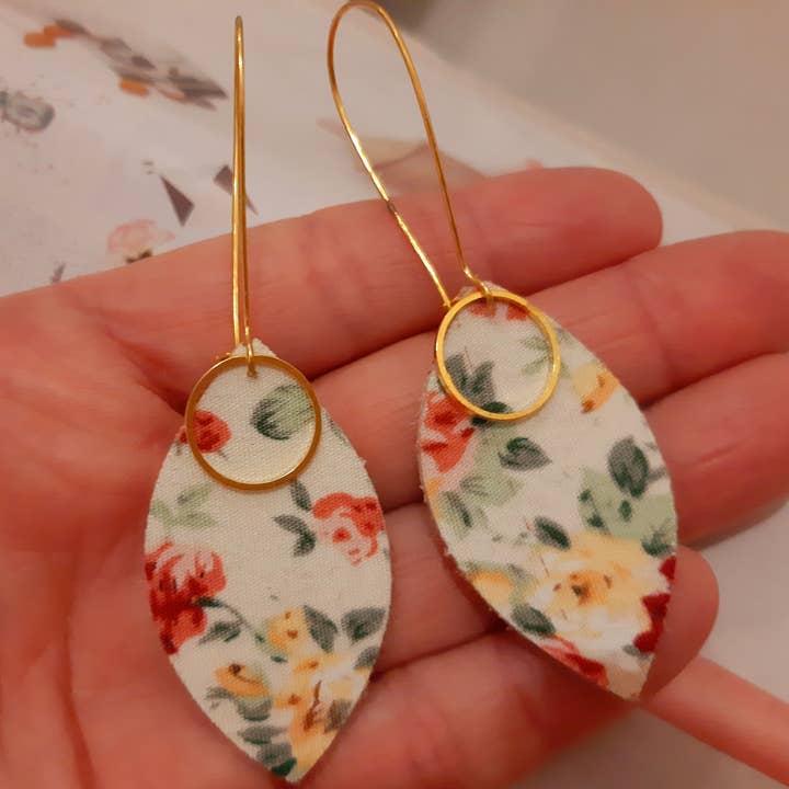 Liberty-Ohrringe aus Leder und Stoff mit floralem Muster für den Großhandel von JUL ET FIL