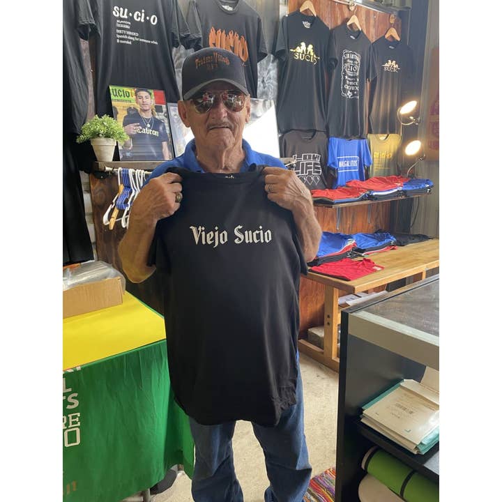 SUCIOWEAR OFFICIELLA ”VIEJO SUCIO” NÄSTA NIVÅ TEE VIT/SVART för wholesale av suciowear