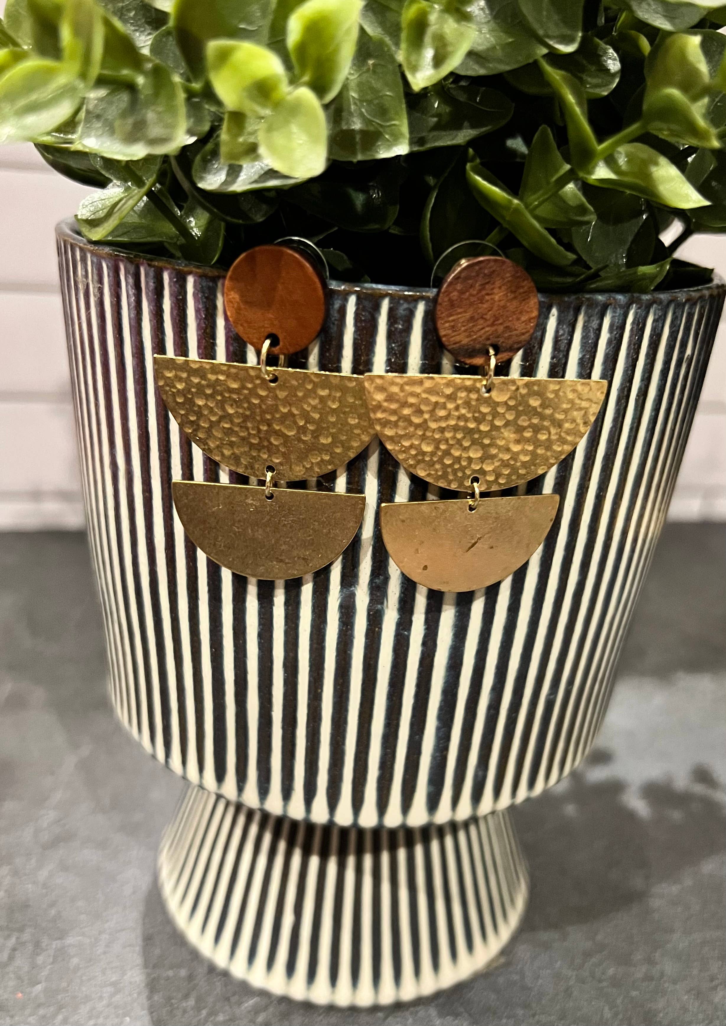 GentrybyJenna - Venta al por mayor Pendientes colgantes - Pendientes colgantes semicírculos de madera y latón con forma de aro dorado2