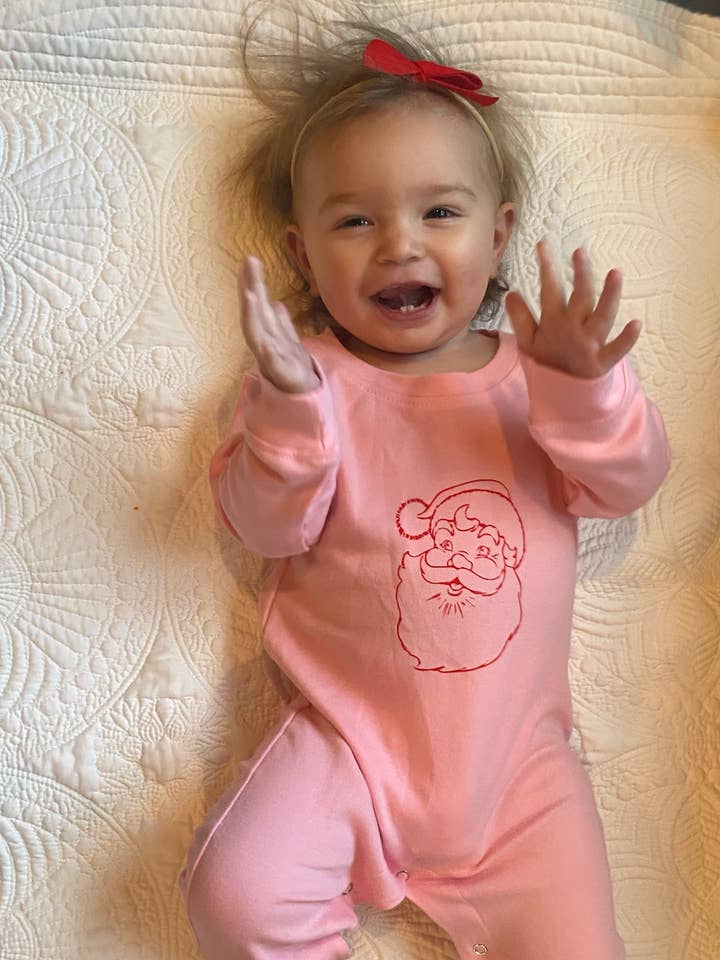 Babbo Natale in pagliaccetto rosa a maniche lunghe per la vendita all'ingrosso da parte di Little Hoot Designs