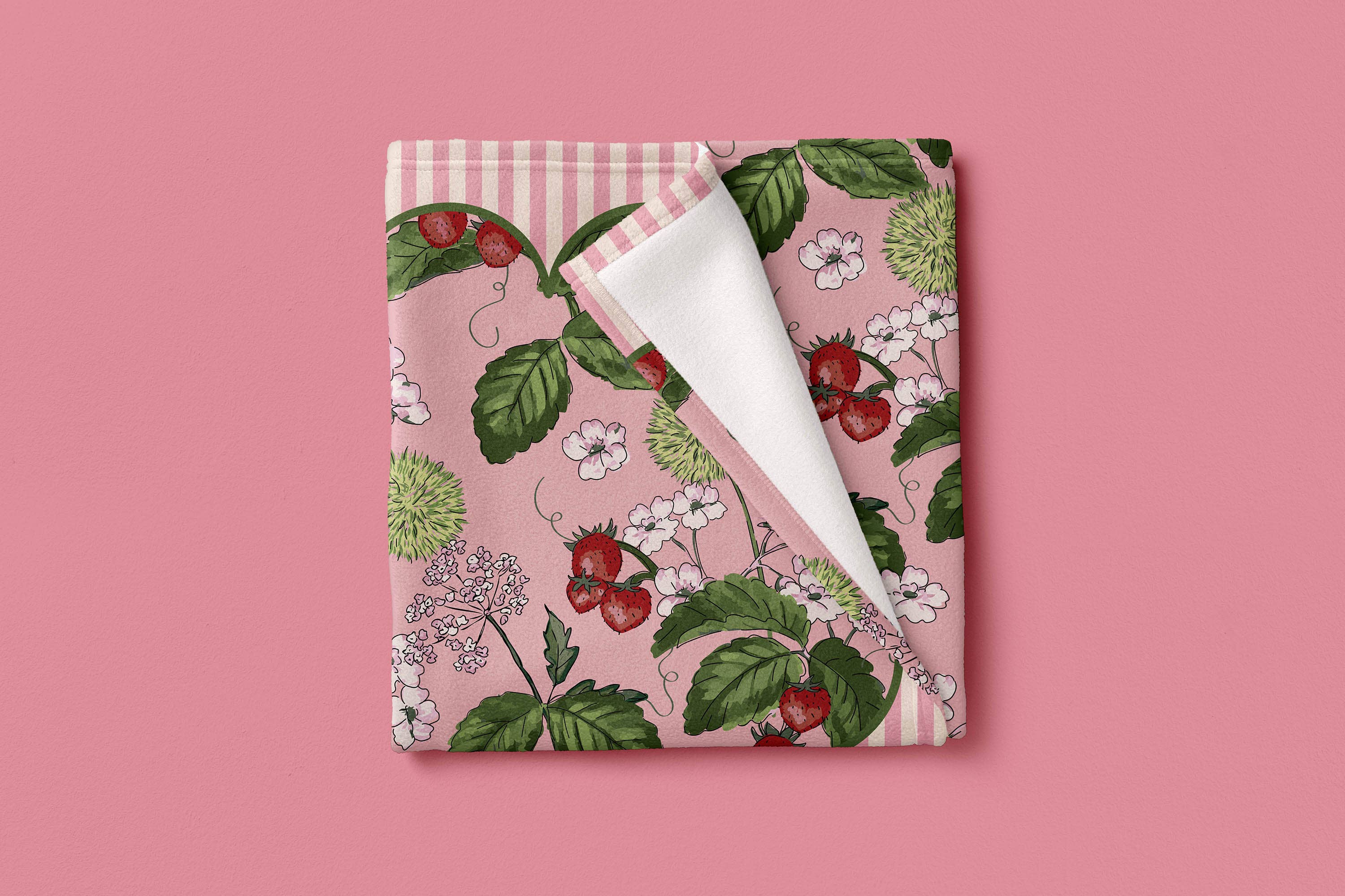 Oh So Daisy – wholesale Throw blanket – WOODLAND STRAWBERRY FLEECE BLANKET 1