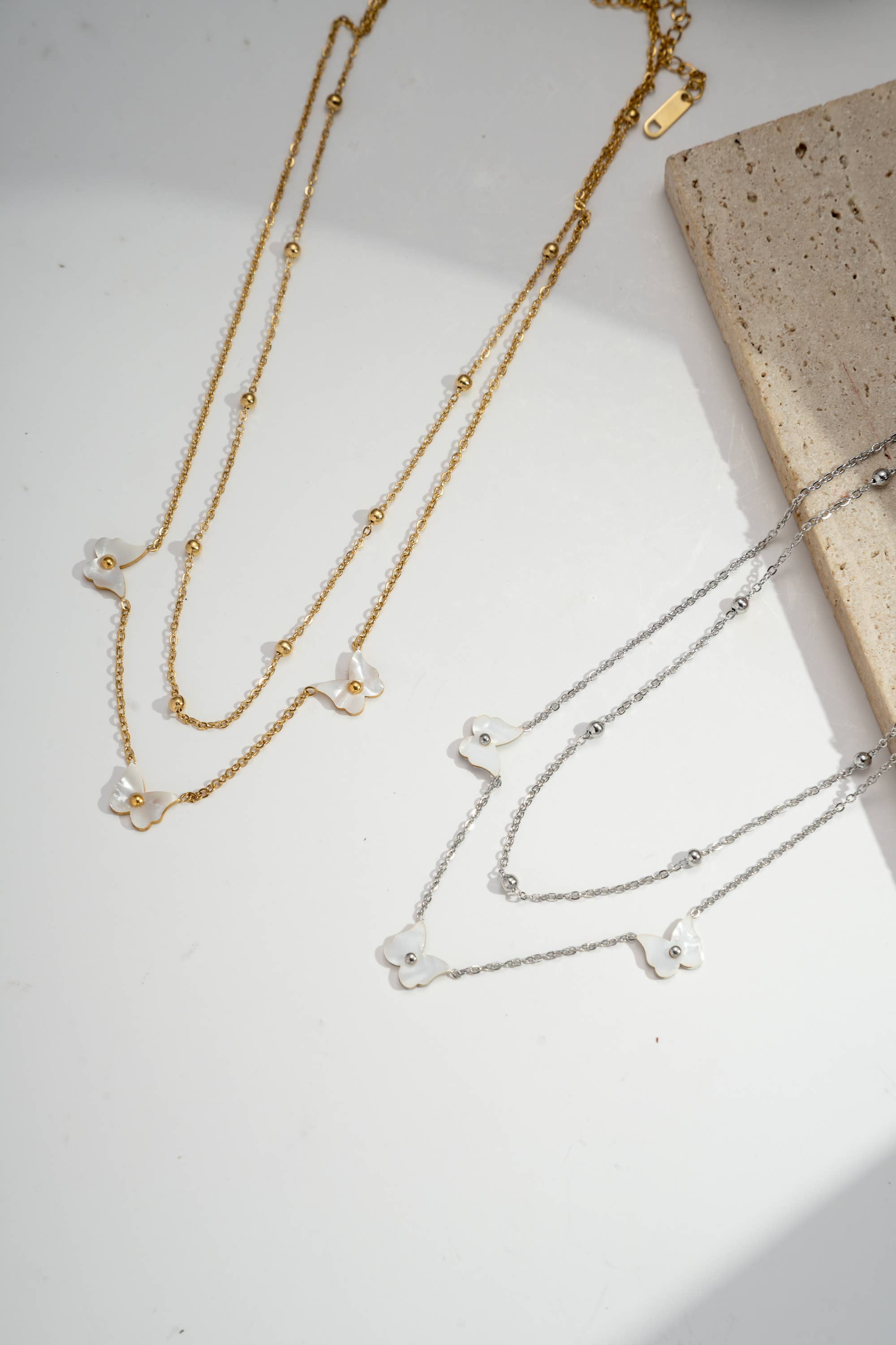 COSMOS – Großhandel Kette mit Anhänger/Charm – Doppelreihige Halskette aus Edelstahl mit Perlmutt-Schmetterlingen3