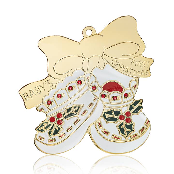 Ornement de chaussons pour le premier Noël de bébé pour la vente par Gloria Duchin