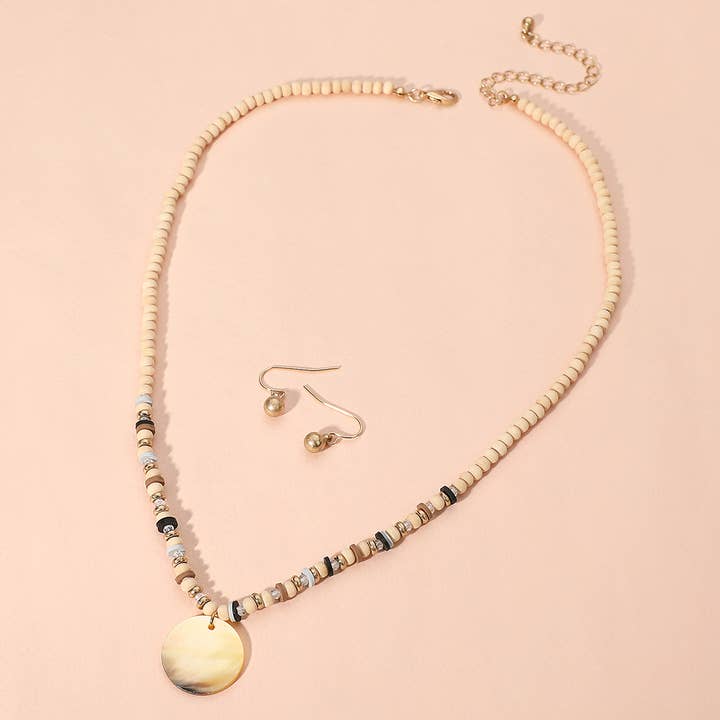 Collana con ciondolo in abalone e perline Heishi in legno per la vendita all'ingrosso da parte di Sensibling Corp.