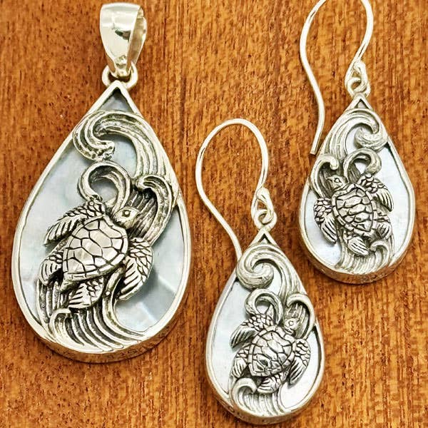 Boucles d'oreilles « Riding the Waves » en argent sterling représentant une tortue de mer pour la vente par Goddess Design Studio