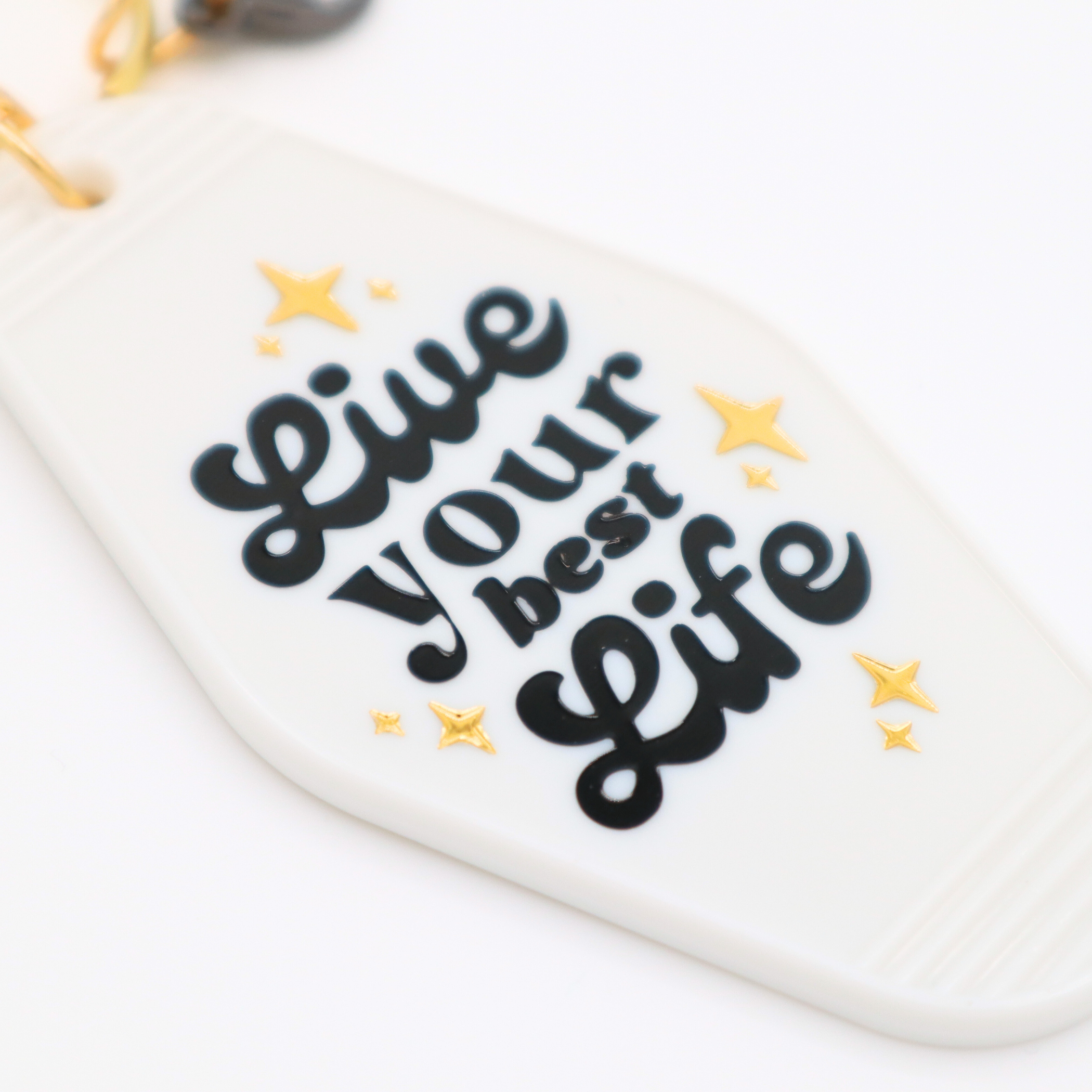 Properly Improper – Engroshandel Nøglering - Unisex – Hot Stamped Motel Nøglering Lev Dit Bedste Liv1