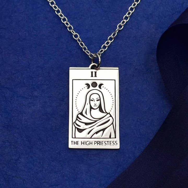 Collar de Carta del Tarot de la Suma Sacerdotisa en Plata de Ley para venta al por mayor de Nina Designs