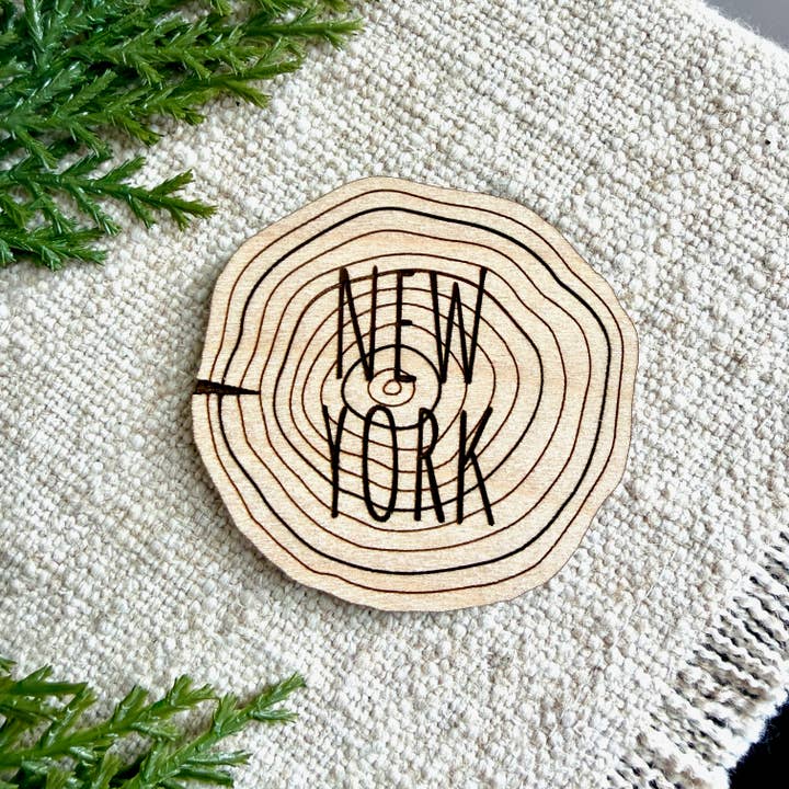 Aimant en bois gravé sur mesure© Aurora North Home™ pour la vente par Aurora North Home