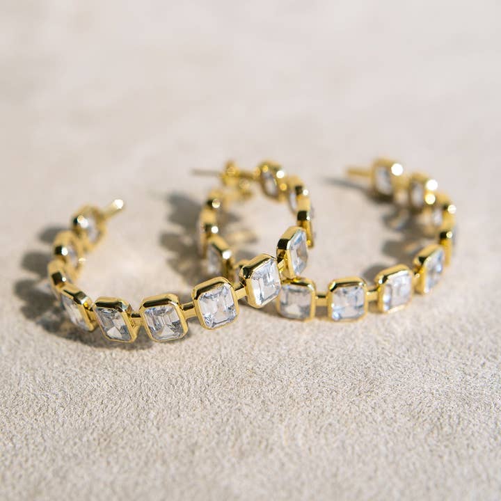 Créoles Gesuina en zircone cubique blanche et or jaune pour la vente par Laura Foote Designs