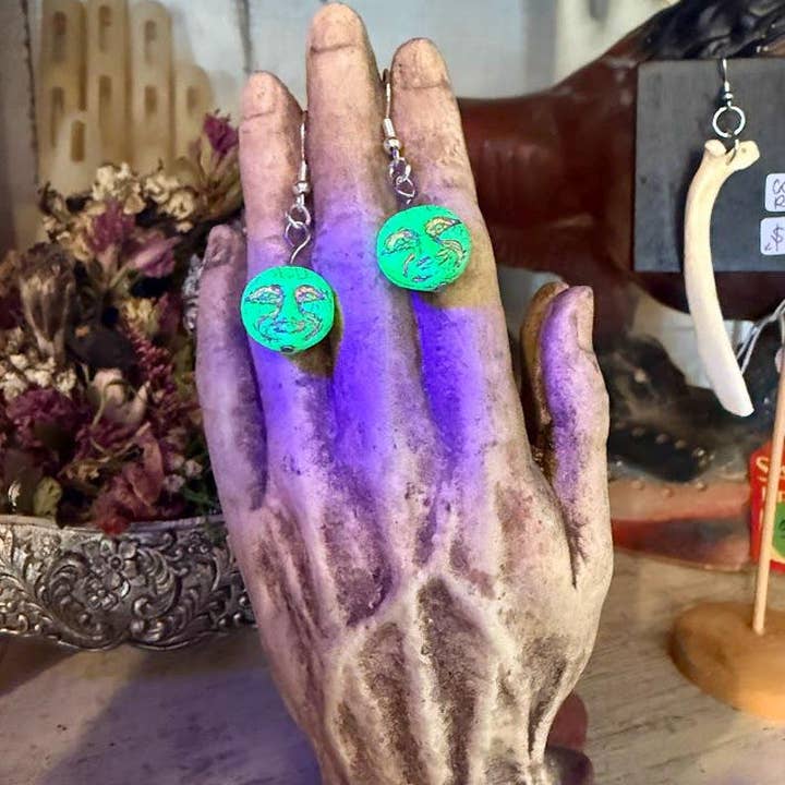 Boucles d'oreilles en verre d'uranium Homme sur la Lune pour la vente par Corkscrew Curiosities