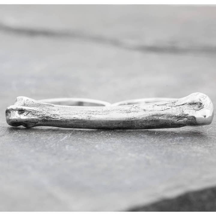 Bague à double doigt en argent COYOTE BONE pour la vente par JUNGLE TRIBE