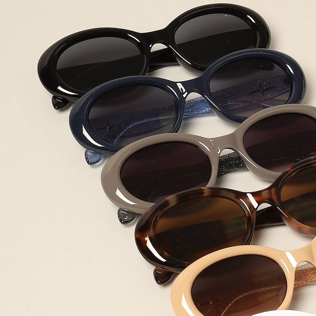 12 CORES SORTIDAS Óculos de sol Oval Glitter da moda para mulher para venda a revendedores na Faire7