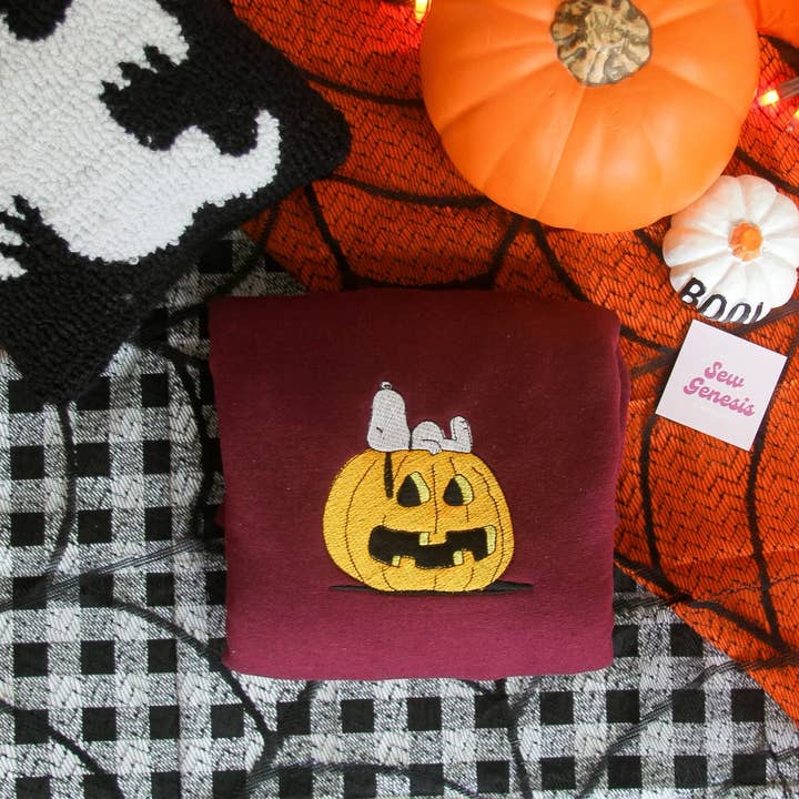 Girocollo Snoopy Pumpkin ricamato per la vendita all'ingrosso da parte di SewGenesis