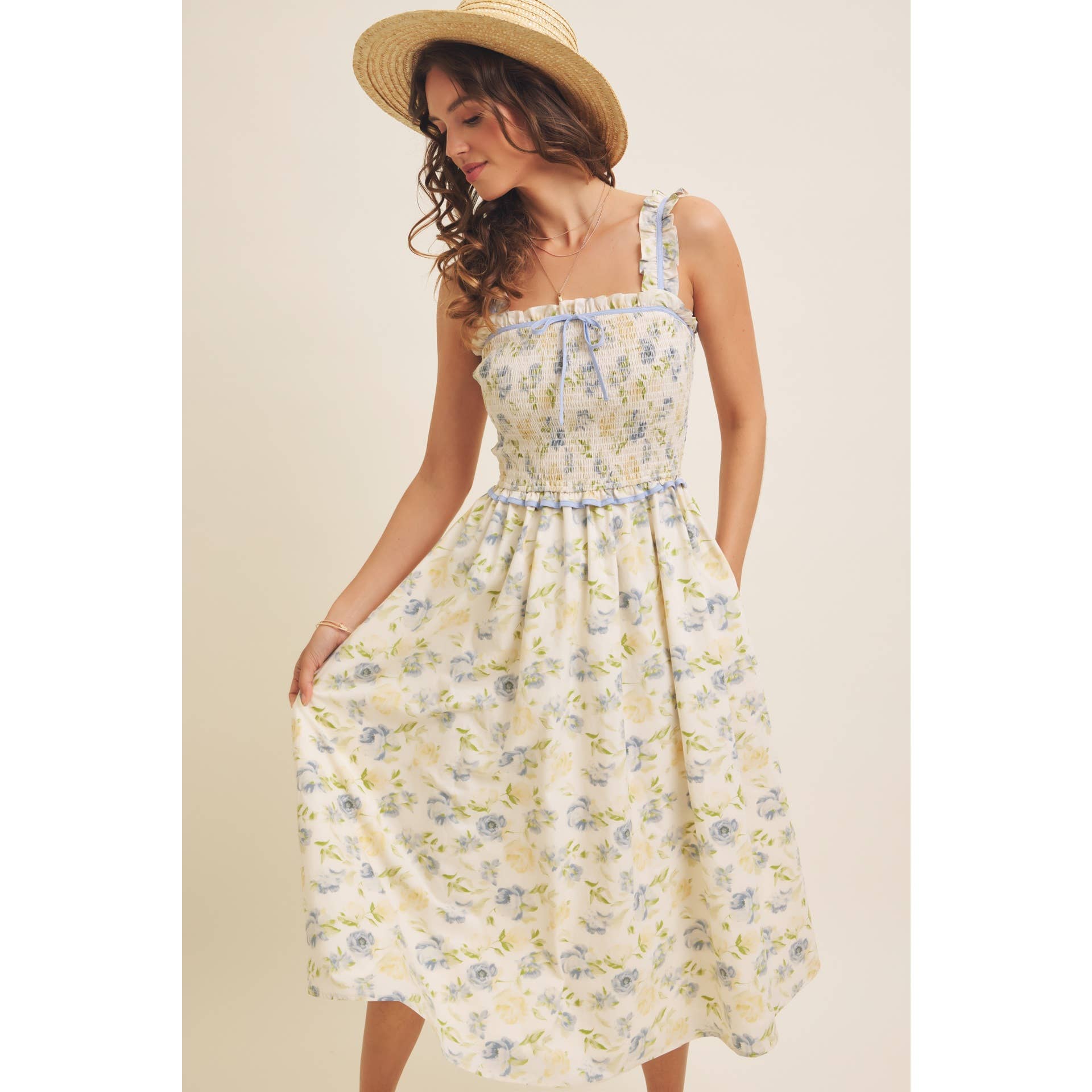 SMÖRKRÄM BLÅ Blommig midiklänning med smock och rosett för wholesale på Faire12