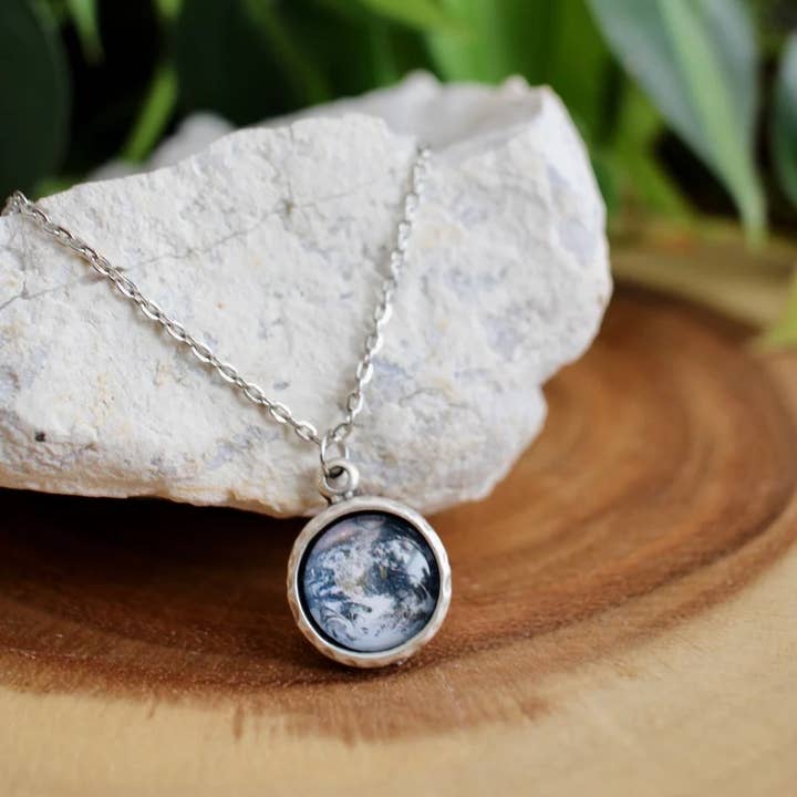 Planet Earth vedhæng halskæde for engroshandel hos Livin Freely