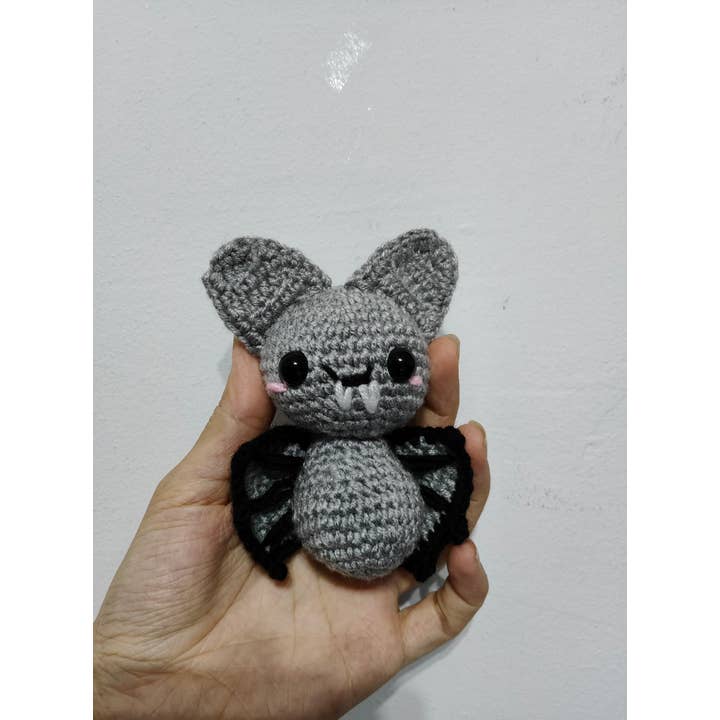 despinacrafting – Großhandel Kuschel-/Plüschtier – Kind & Baby – Häkelfledermaus, Stofftier, Halloween-Dekoration4