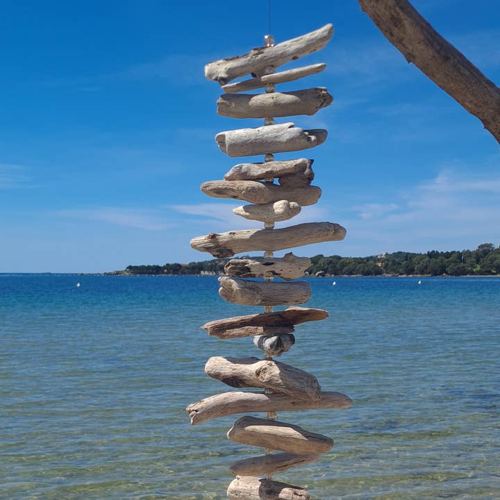 Driftwood-Mobile aus dem Mittelmeer mit irisierenden Glasperlen für den Großhandel von BELLA STORIA CREAZIONE