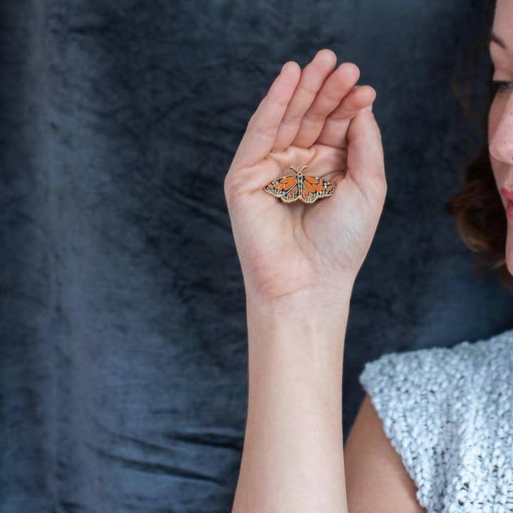 Wildship Studio – wholesale Nål och knapp för kavajslag – Monarch fjäril emalj stift för välgörenhet6