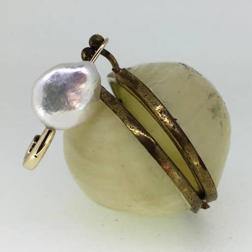 Zoetwaterparel veiligheidsspeld oorbel voor wholesale door Serpent & the Swan