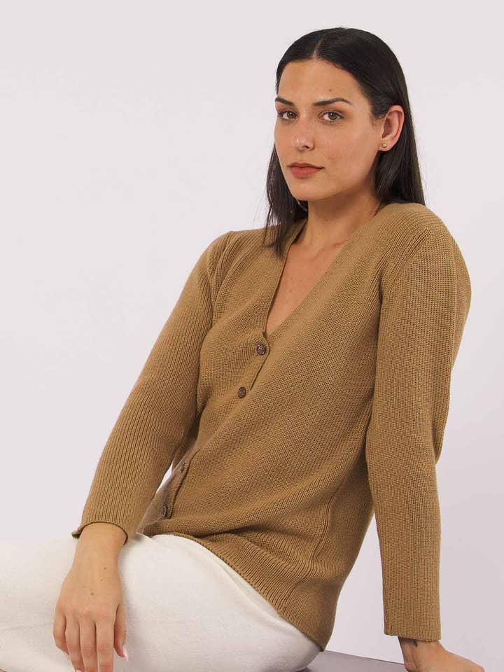 Cardigan à col en V en maille perle en laine mérinos pour la vente par Achega Knitwear