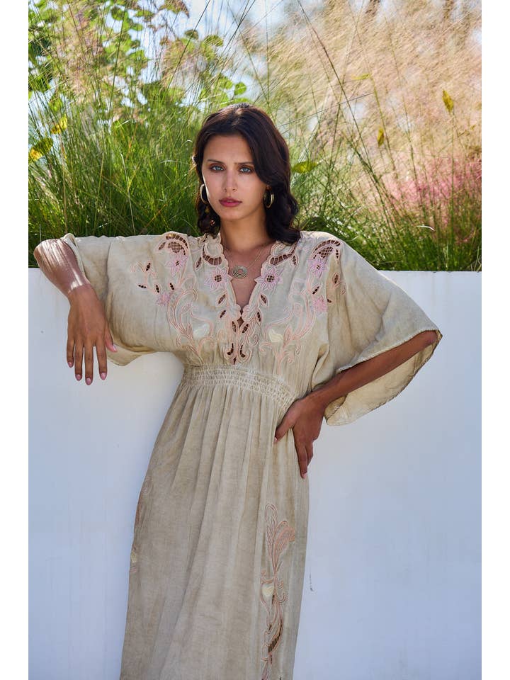 Beige Robe longue symétrique à broderie ajourée,coupe évasée en vente sur Faire2