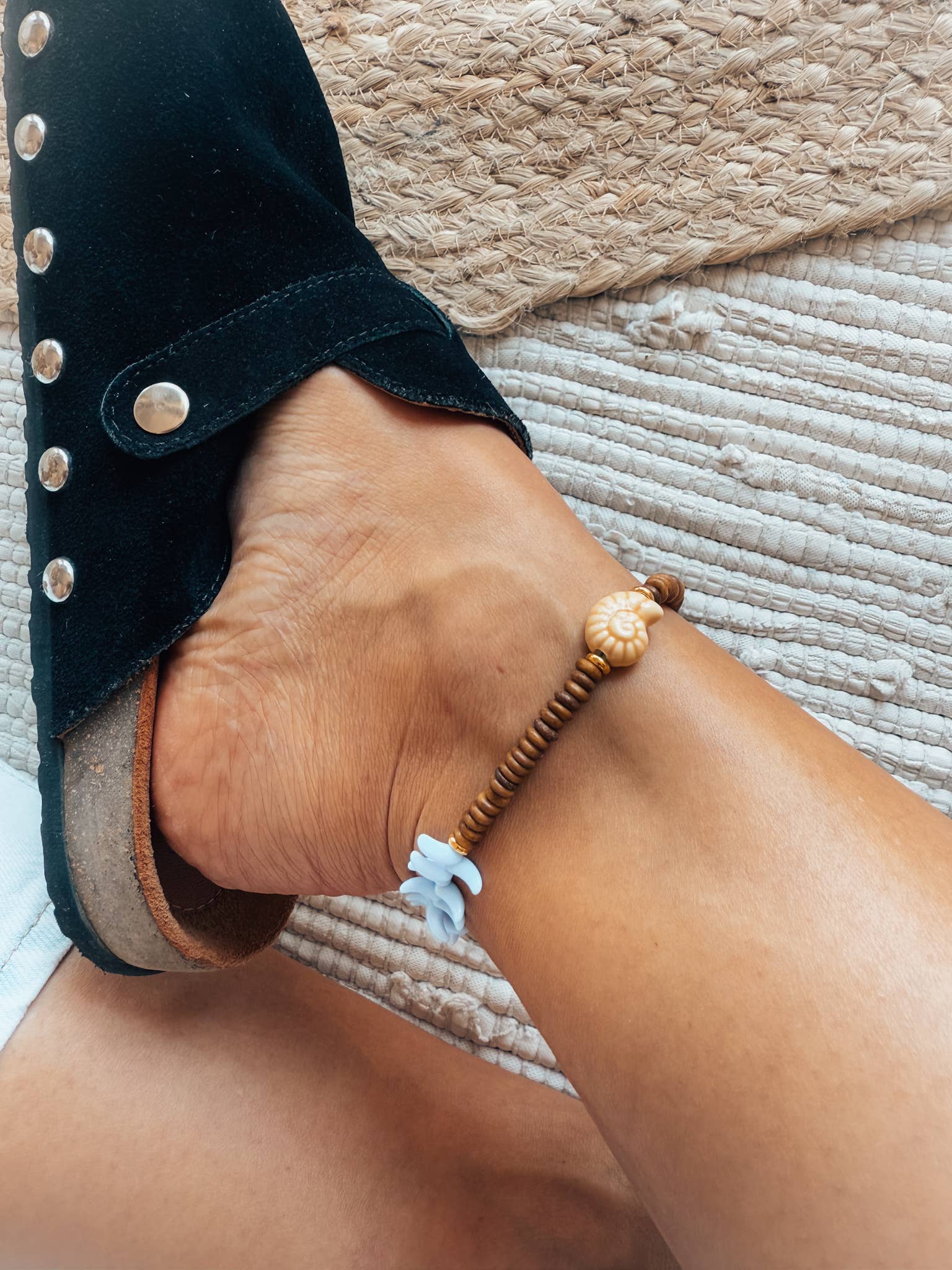 Goupi – Engroshandel Ankelkæde – Træperler, Himmelblå Glascharms & Keramisk Musling Accent4