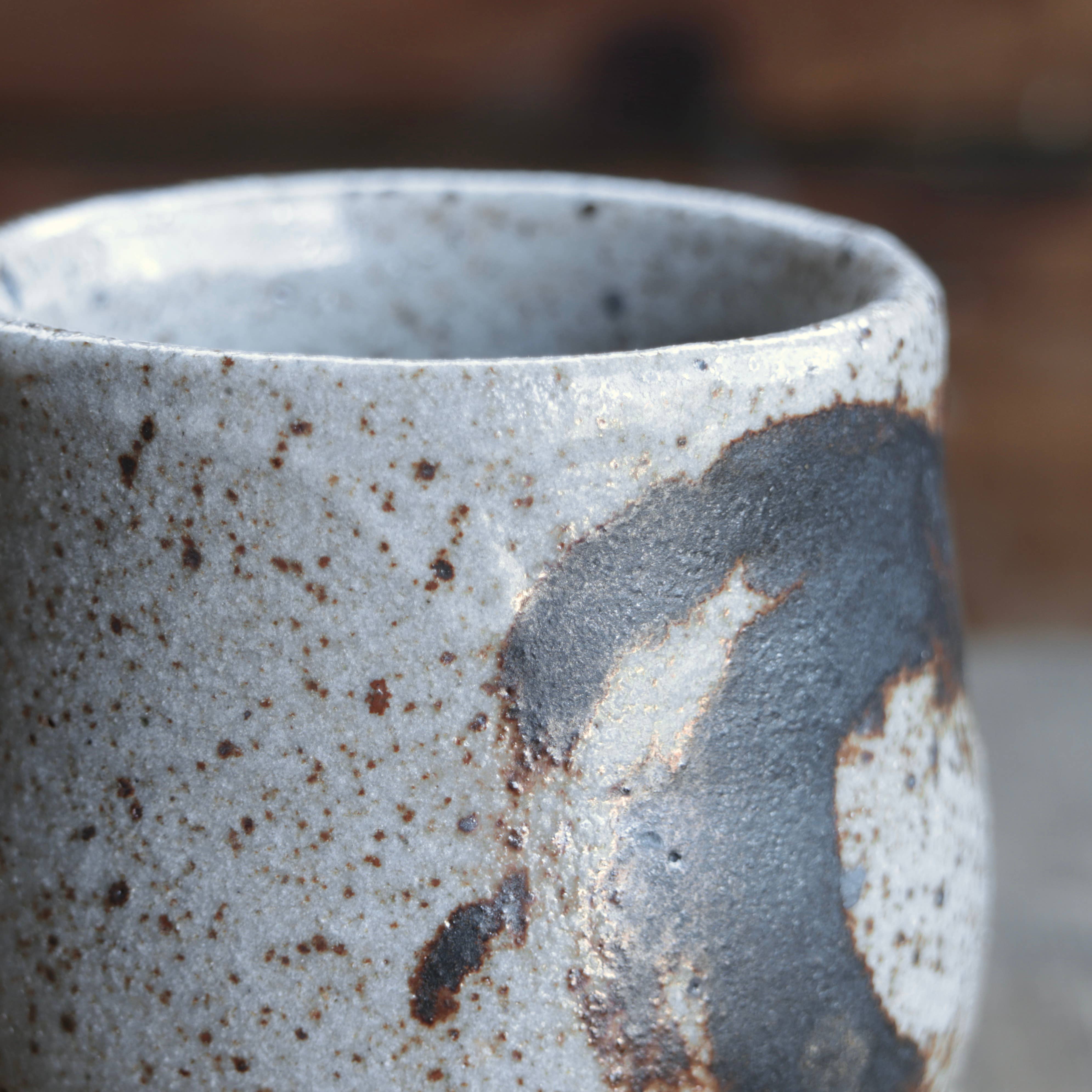 Matt Fishman Pottery - Venta al por mayor Taza - Yunomi de Arcilla Silvestre con Vidriado de Granito y Decoración de Hierro6