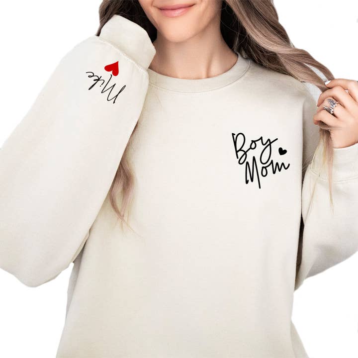 Sweat-shirt Boy Mom avec nom de l'enfant sur la manche pour la vente par EnjoyMyDesign
