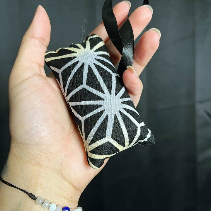 ˌhipnəˈɡäjik by Desiree Raydeen – wholesale Travel pillow – Anxiety Sleep Dream Pillow1