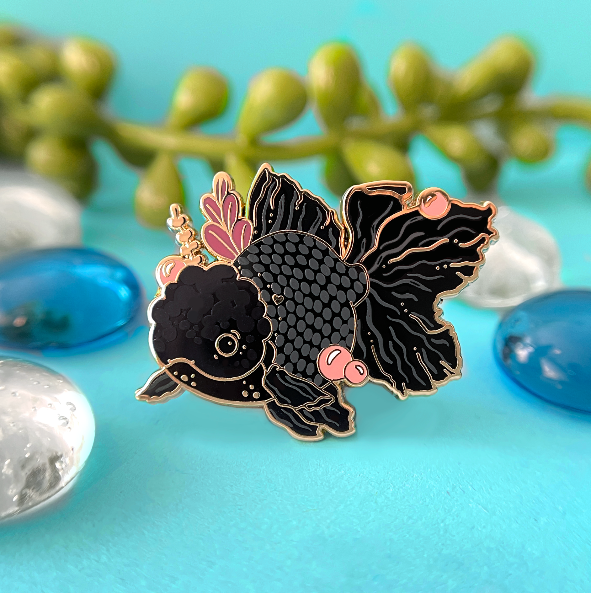 The Crowned Rabbit - Wholesale Reversspeld/knoop - Zwarte Oranda Goldfish emaille pin0