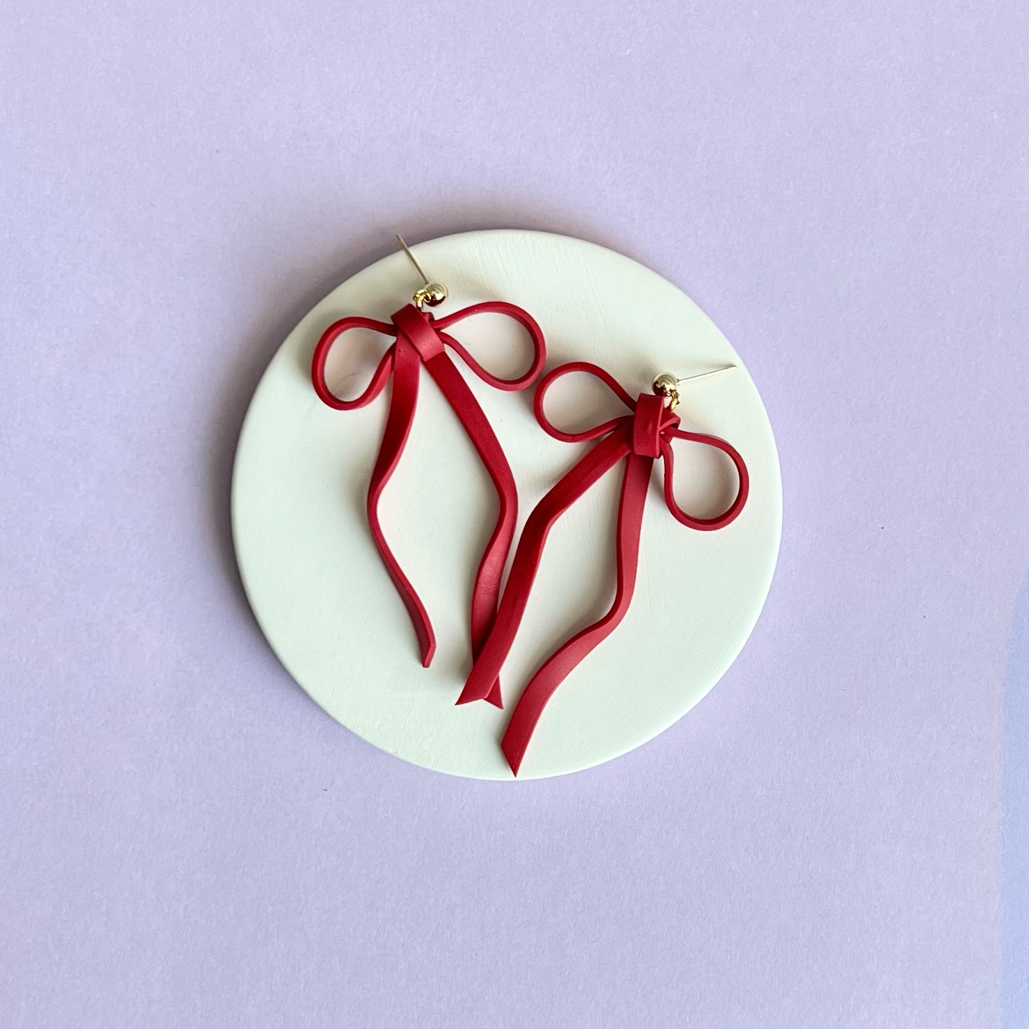 Common Good Clay - Vendita all'ingrosso Orecchini pendenti - Orecchini a fiocco, misura media, per San Valentino, rosso e nero0