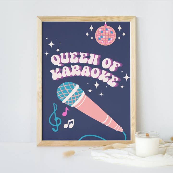 Queen Of Karaoké | Karaoké Print, Singer Print, Karaoké pour la vente par Moo and May Studio