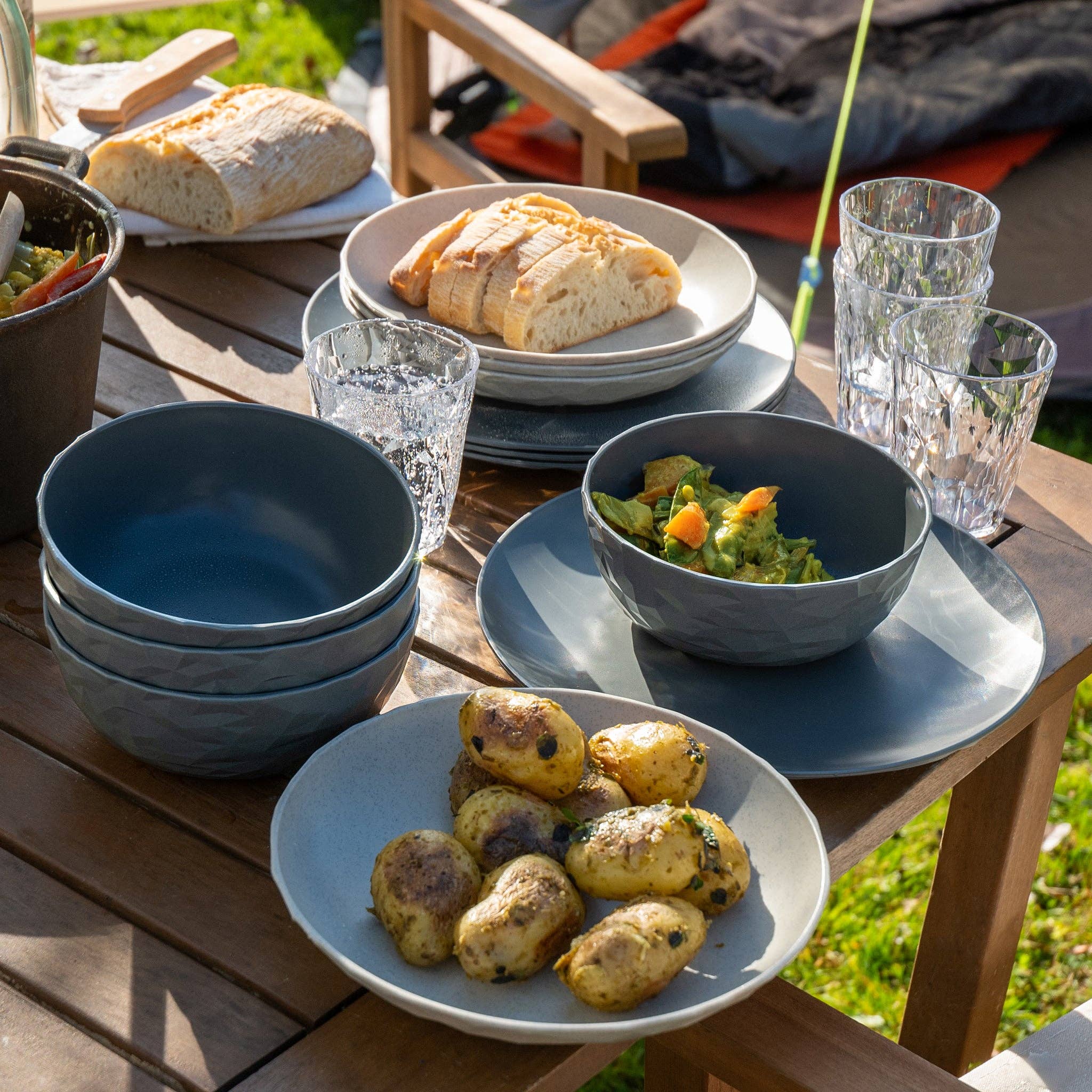 multicolor 16-piece dinnerware set CLUB SET GÖTEBORG for wholesale on Faire1