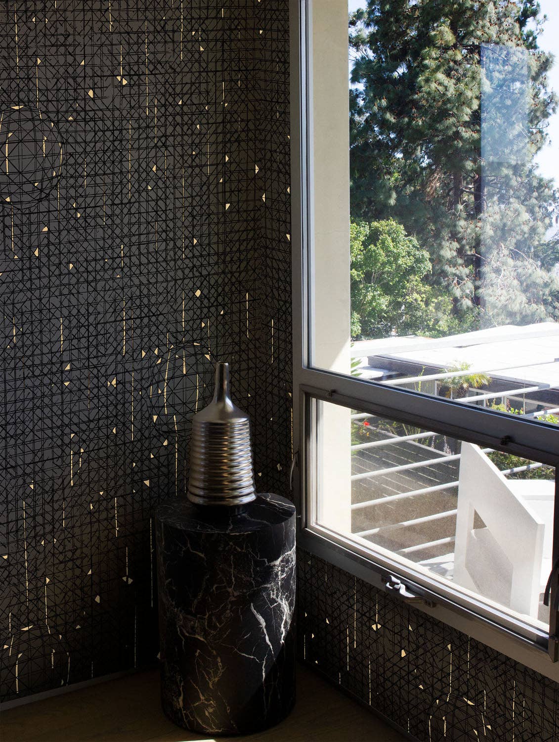 Manuka Textiles - Vente Papier peint - Papier peint Pressed Cane, noir corbeau et or métallique sur fond noir mat2