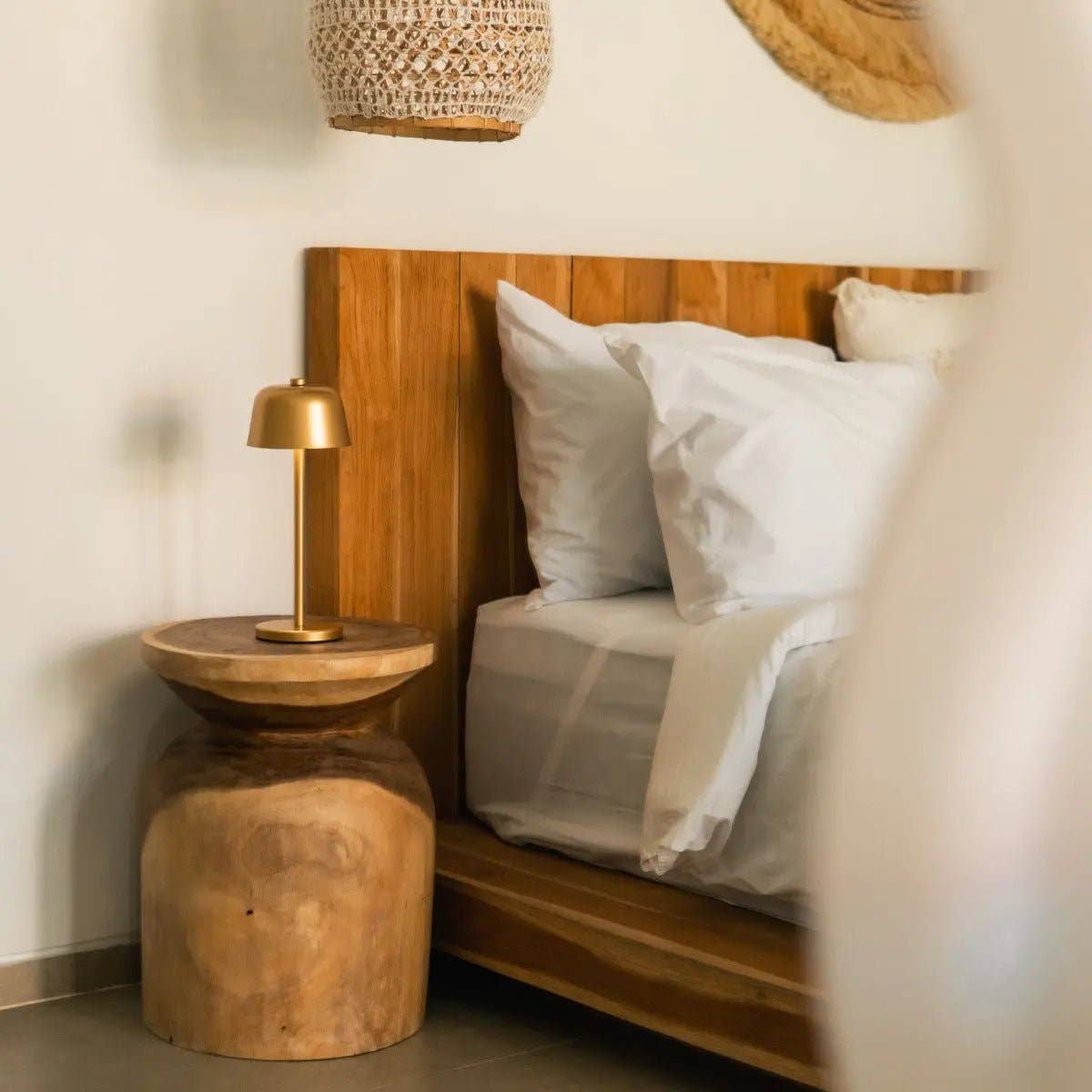 Tavellio - Wholesale Accent/Desk Lamp - Anton Gold Rechargeable Table Lamp | Sleek & Cordless Lighting4