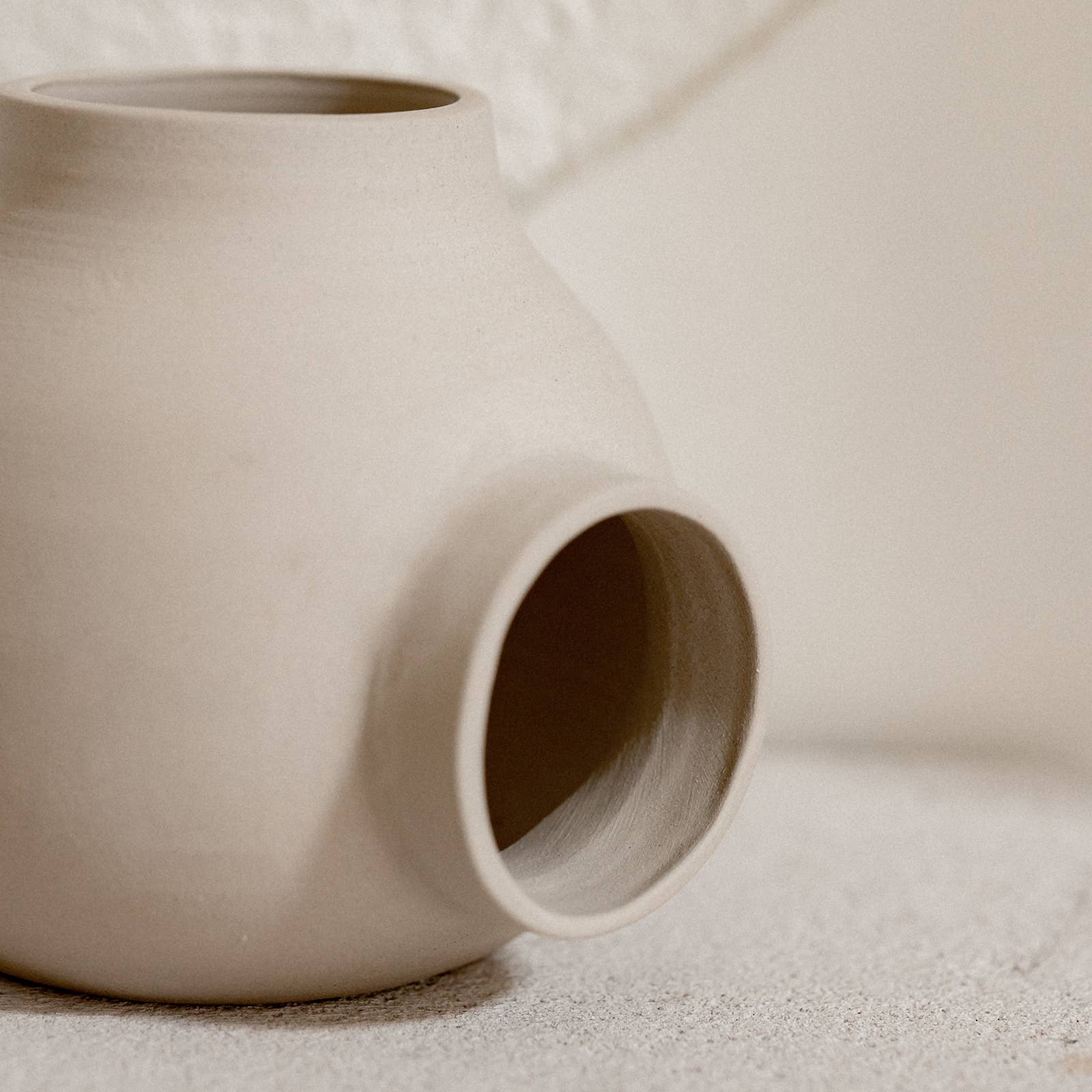 Claycraft – wholesale Vas – Rund keramisk bollvas öppen design rå handgjord20