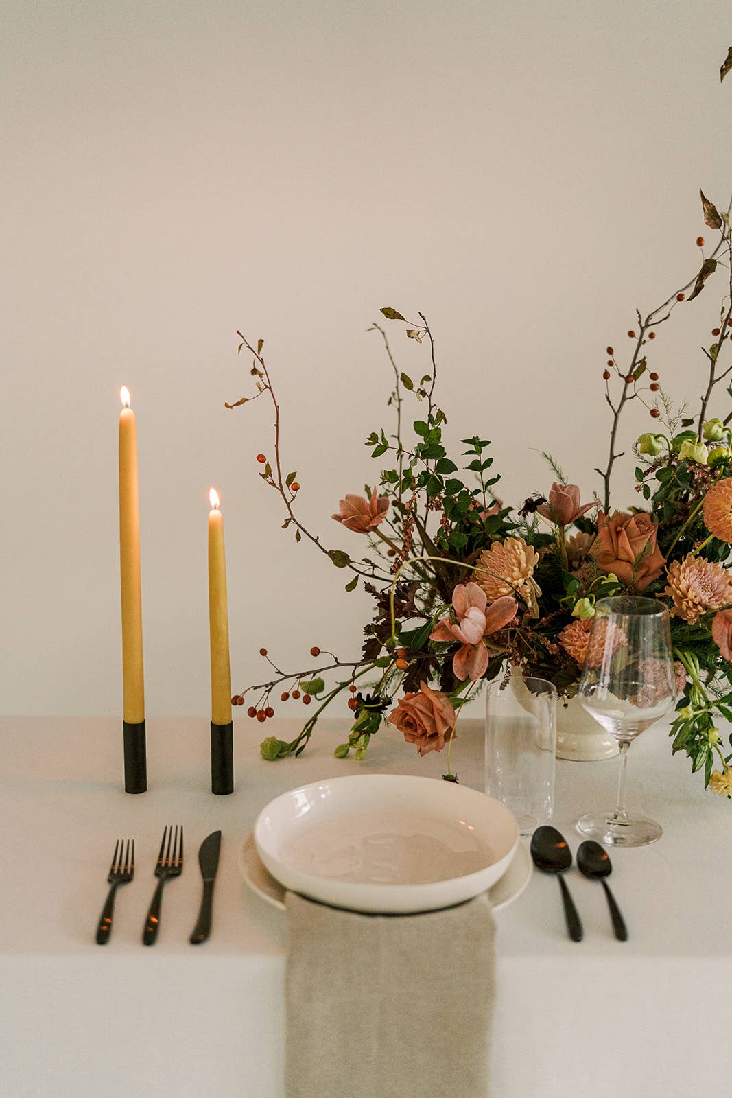 Mo&Co Home – wholesale Avsmalnande ljus – Mo&Co Home Natural Gold handdopade bivaxljus i par, 25-doppade3