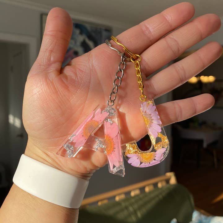 Mia’s Resin Boutique - Wholesale Keychain - Women's - Resin Letter Keychain With Real Dried Flowers3