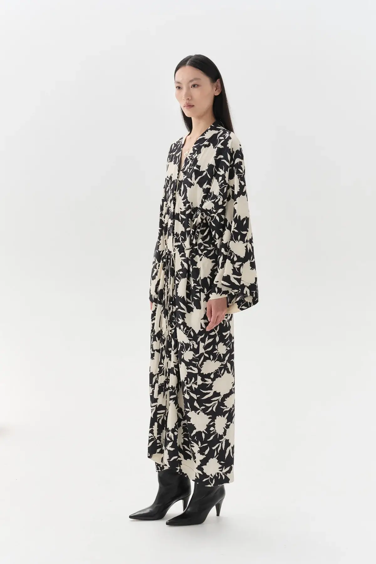 eikō ai – Großhandel Kimono – Damen – Margot Kimono in Schwarz und Weiß2